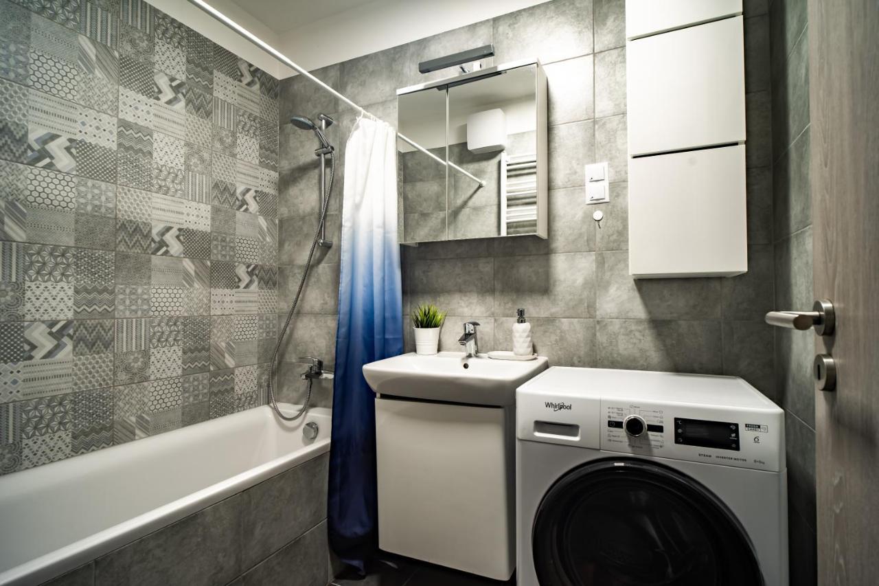Vig Apartment - With Private Parking Будапеща Екстериор снимка